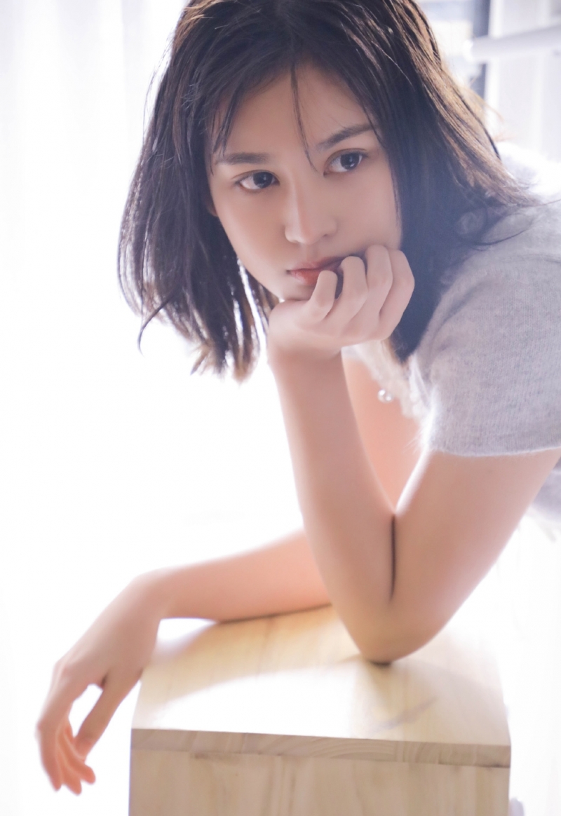 短发纯情美女湿发造型太性感艺术照欣赏