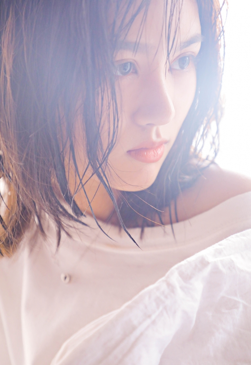 短发纯情美女湿发造型太性感艺术照欣赏