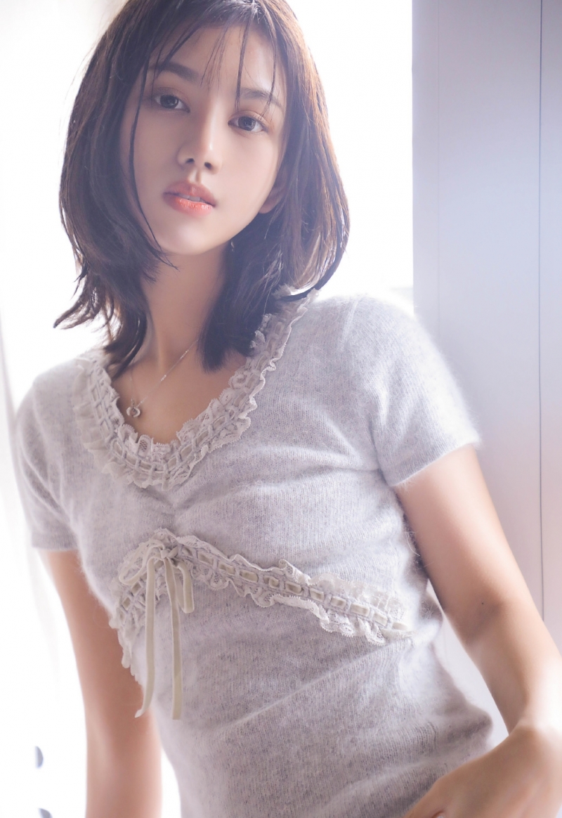 短发纯情美女湿发造型太性感艺术照欣赏