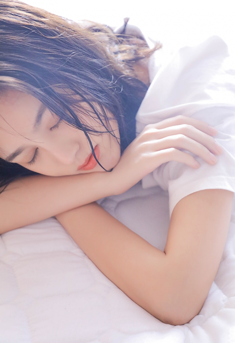 短发纯情美女湿发造型太性感艺术照欣赏