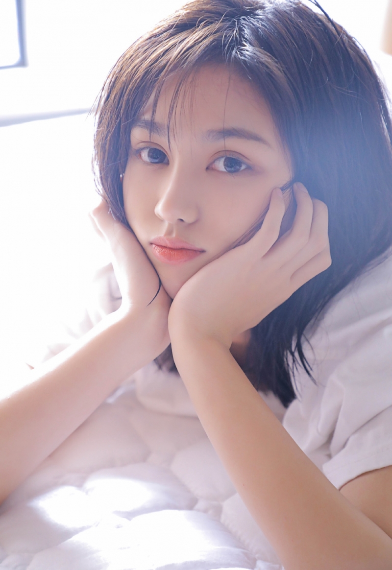 短发纯情美女湿发造型太性感艺术照欣赏