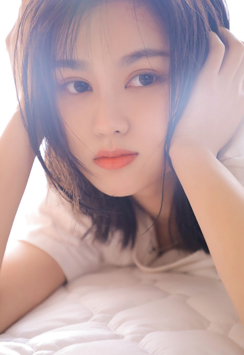 短发纯情美女湿发造型太性感艺术照欣赏