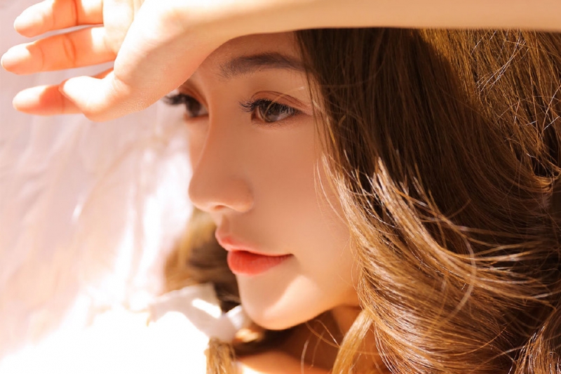 金发少女吊带白裙清新迷人写真