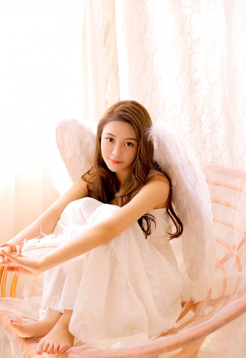 金发少女吊带白裙清新迷人写真