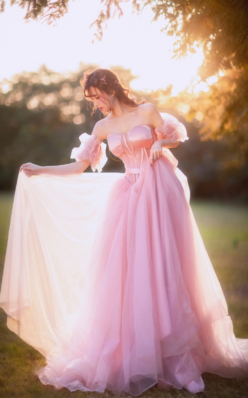 金发少女粉色纱裙娇俏明媚写真