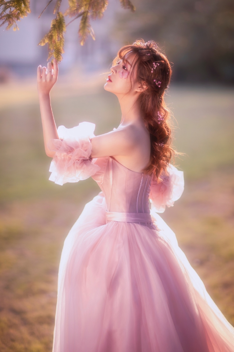 金发少女粉色纱裙娇俏明媚写真