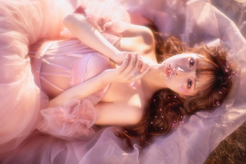 金发少女粉色纱裙娇俏明媚写真