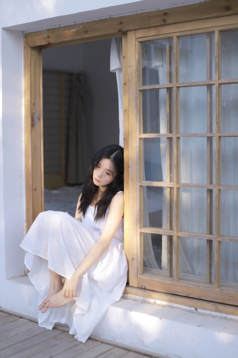 长发美女吊带白裙清新可人图片