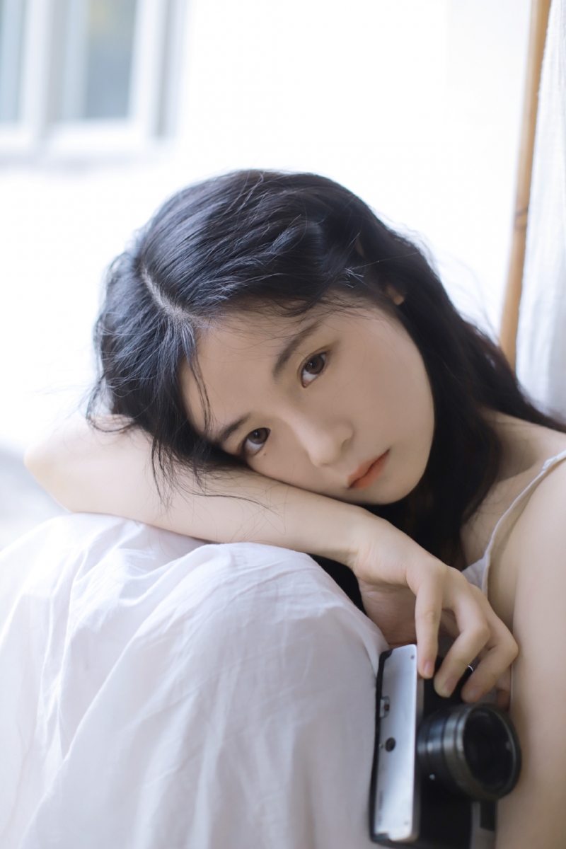 长发美女吊带白裙清新可人图片