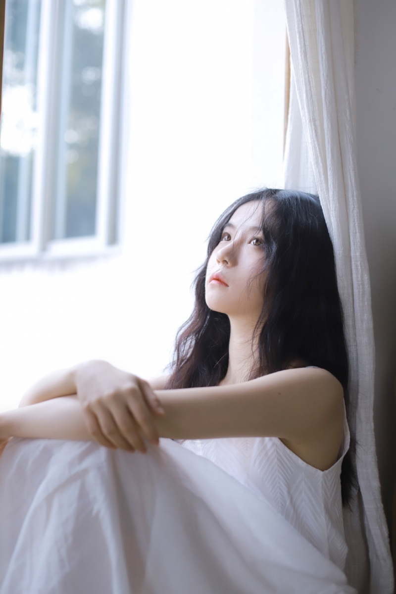 长发美女吊带白裙清新可人图片