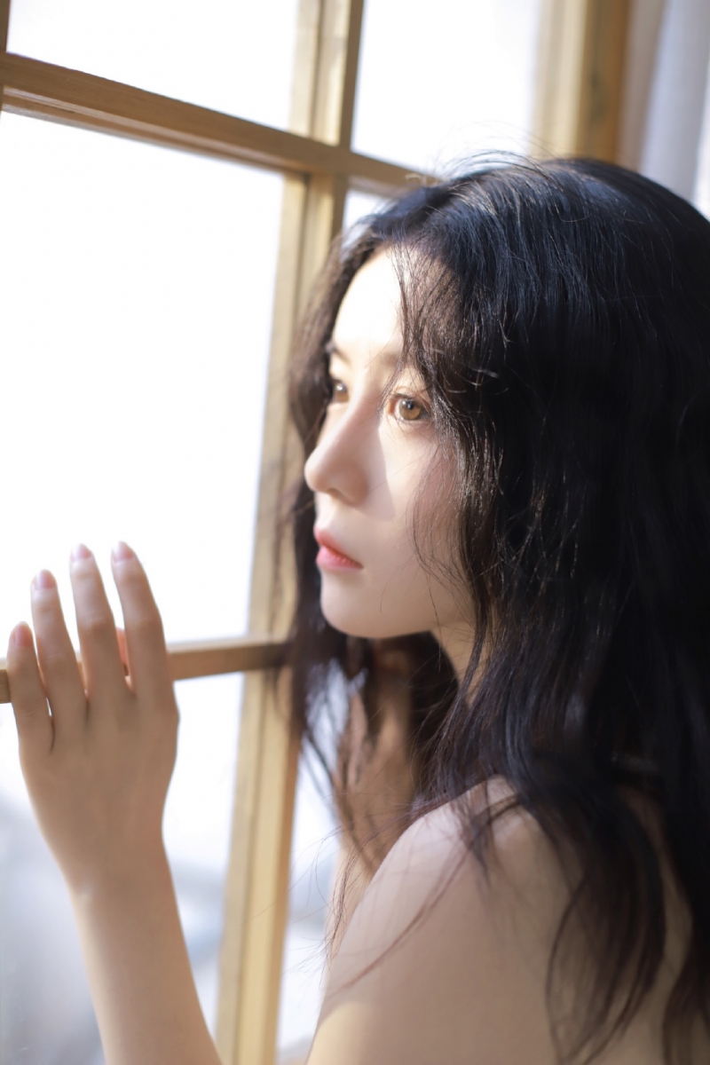 长发美女吊带白裙清新可人图片