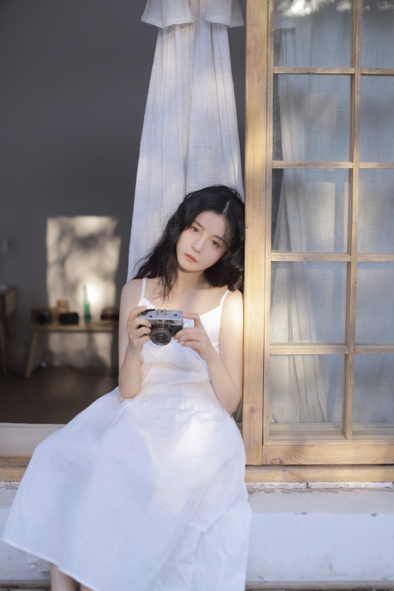 长发美女吊带白裙清新可人图片