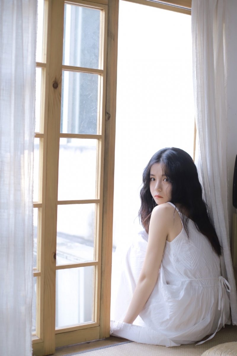 长发美女吊带白裙清新可人图片