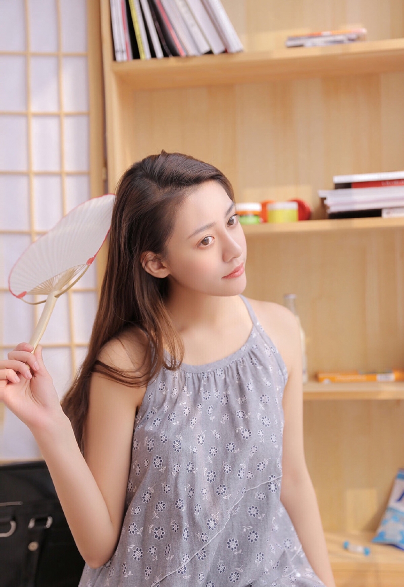 居家美女长发披肩温柔动人写真