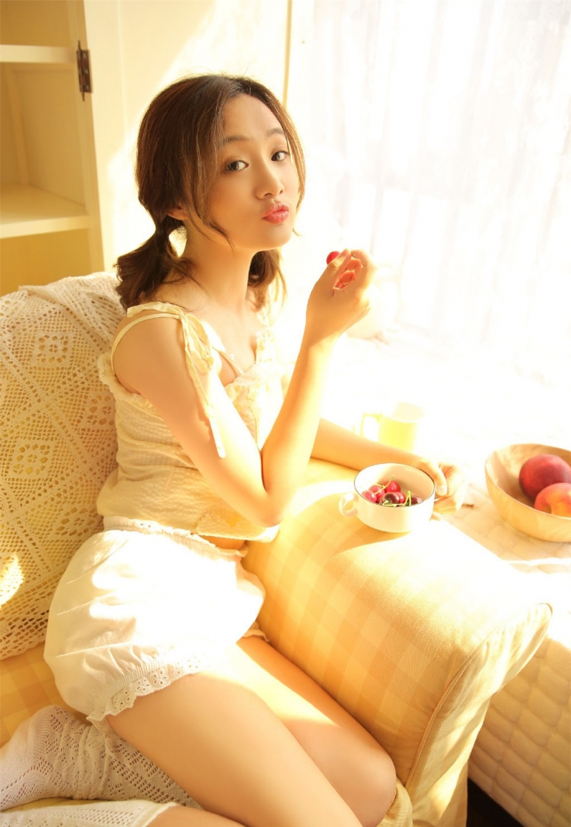 阳光下的短裤美女白皙美腿图片