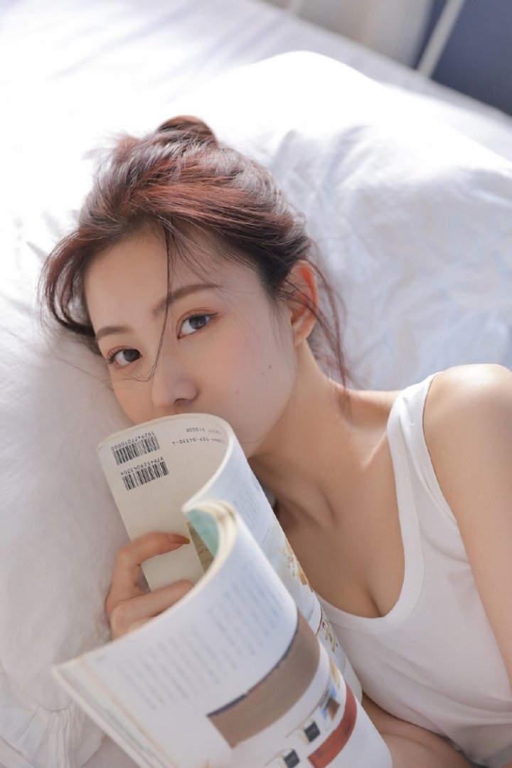 睡衣美女慵懒随性个人写真摄影