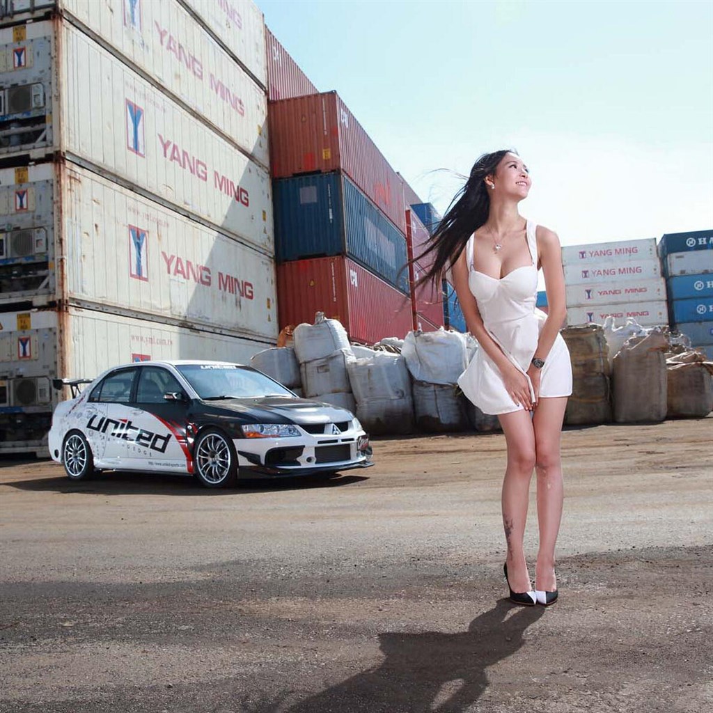 吊带热裤火辣车模长腿细腰完美身材性感美女图片