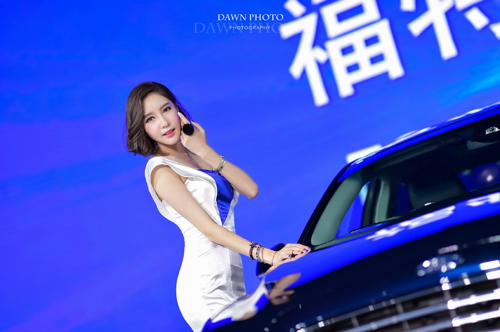 典型的韩国脸高挑美女车模