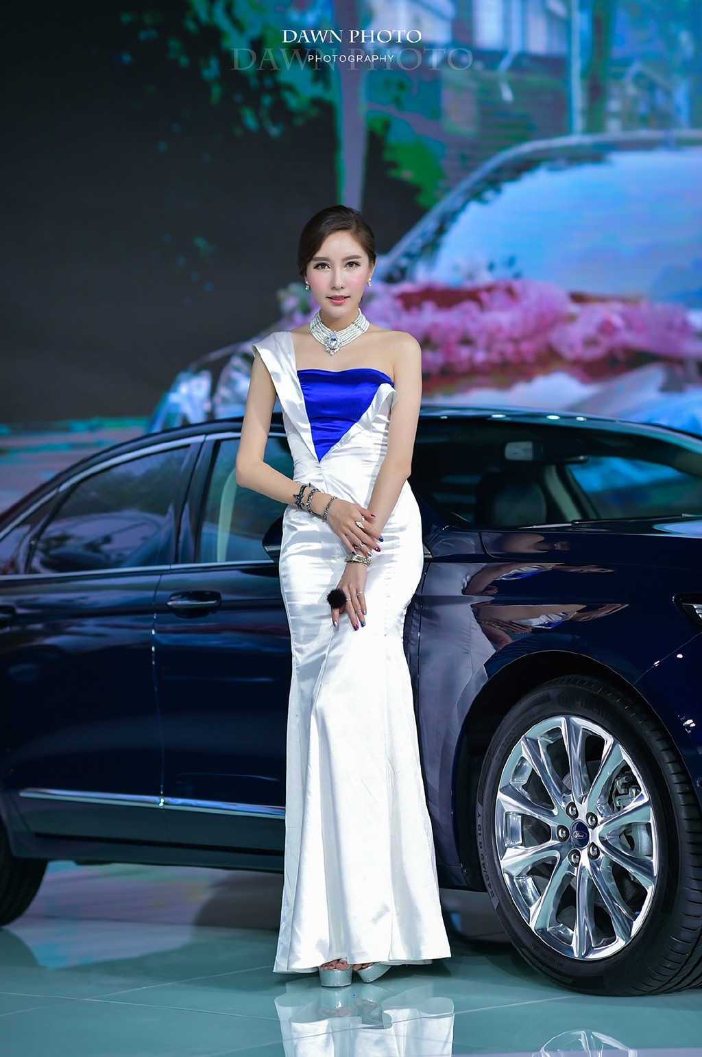 典型的韩国脸高挑美女车模