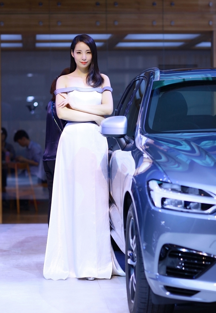宅男梦中女神长裙车模优雅养眼自信写真