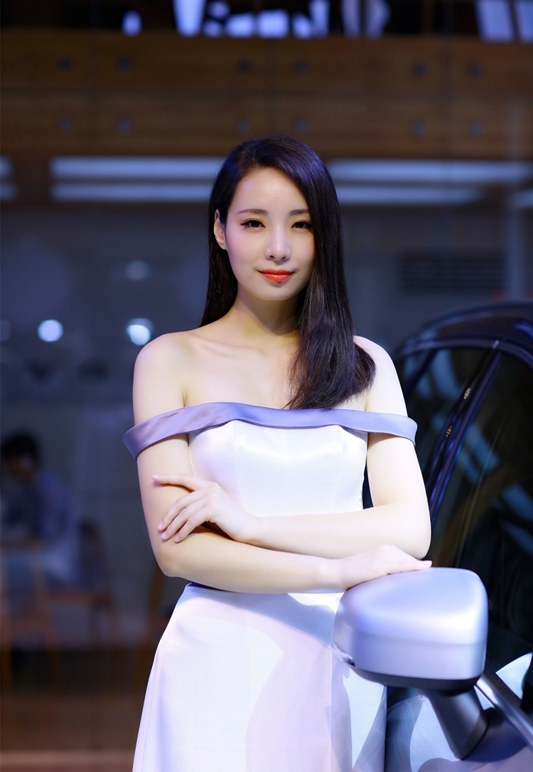 宅男梦中女神长裙车模优雅养眼自信写真