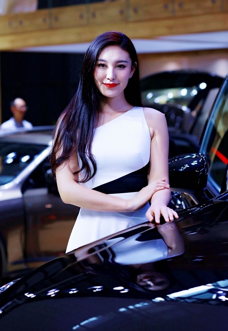 宅男梦中女神长裙车模优雅养眼自信写真