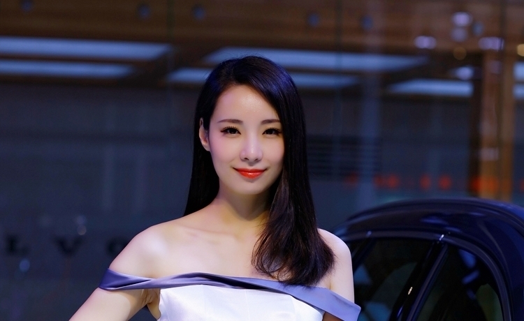 宅男梦中女神长裙车模优雅养眼自信写真