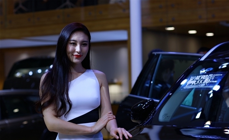 宅男梦中女神长裙车模优雅养眼自信写真
