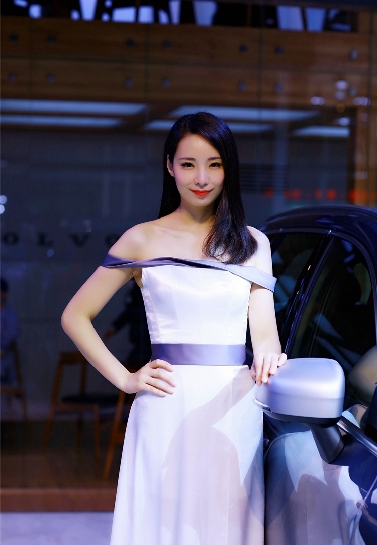 宅男梦中女神长裙车模优雅养眼自信写真