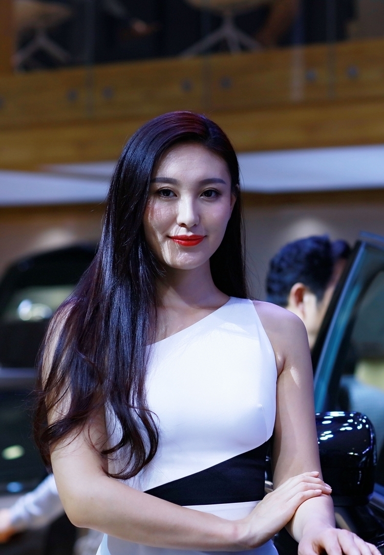 宅男梦中女神长裙车模优雅养眼自信写真