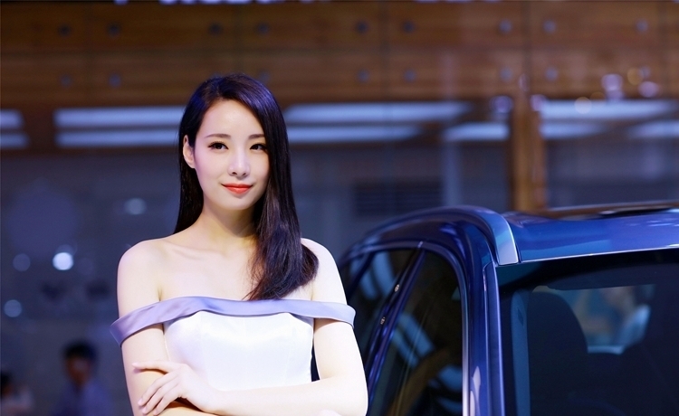 宅男梦中女神长裙车模优雅养眼自信写真