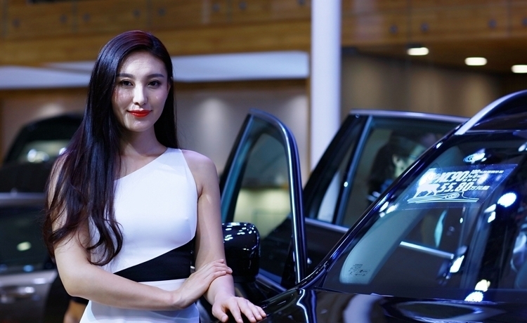 宅男梦中女神长裙车模优雅养眼自信写真