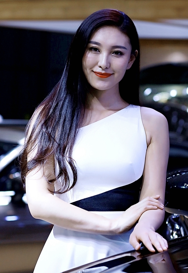 宅男梦中女神长裙车模优雅养眼自信写真