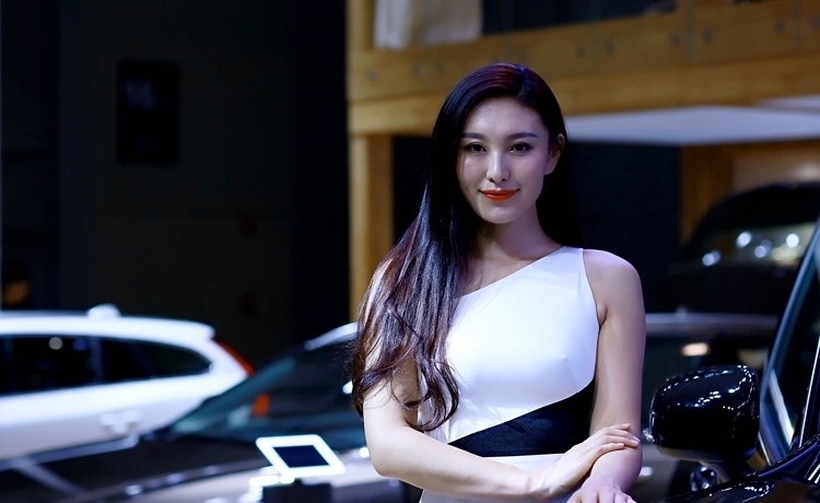 宅男梦中女神长裙车模优雅养眼自信写真
