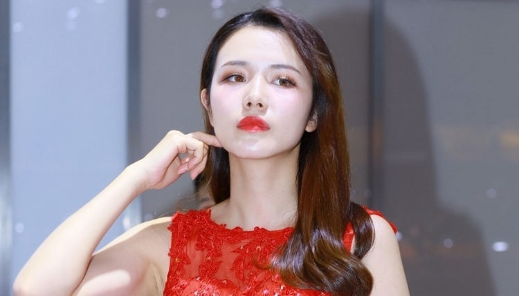 宅男梦中女神长裙车模优雅养眼自信写真