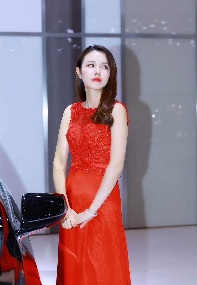 宅男梦中女神长裙车模优雅养眼自信写真