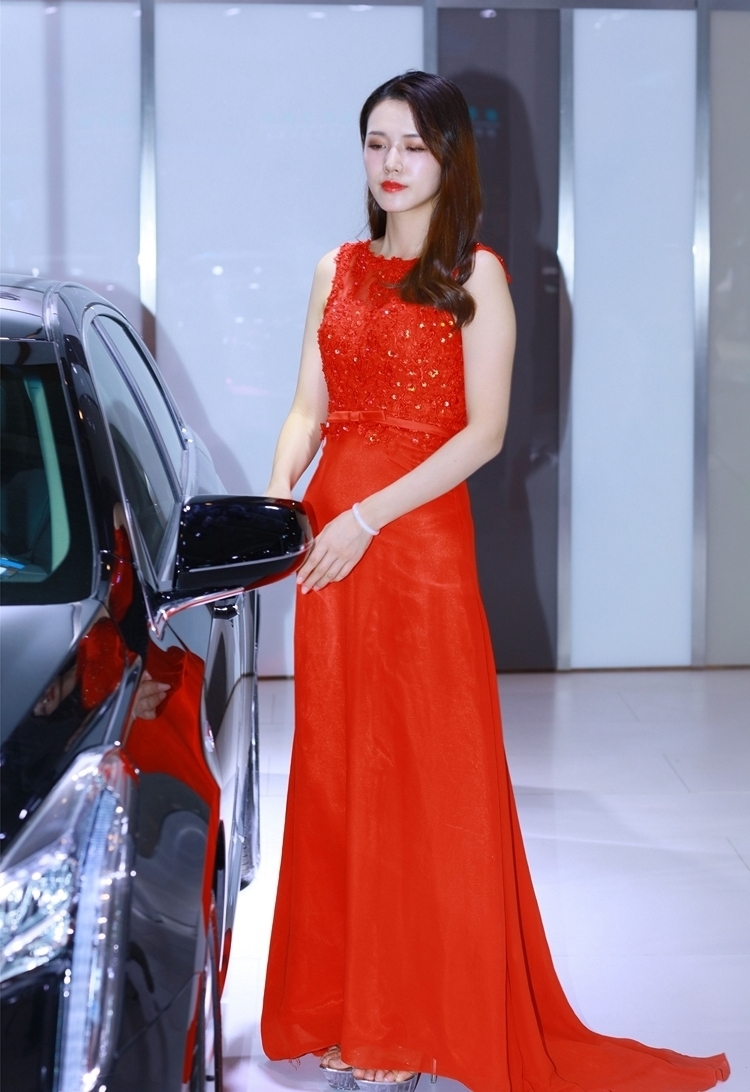 宅男梦中女神长裙车模优雅养眼自信写真