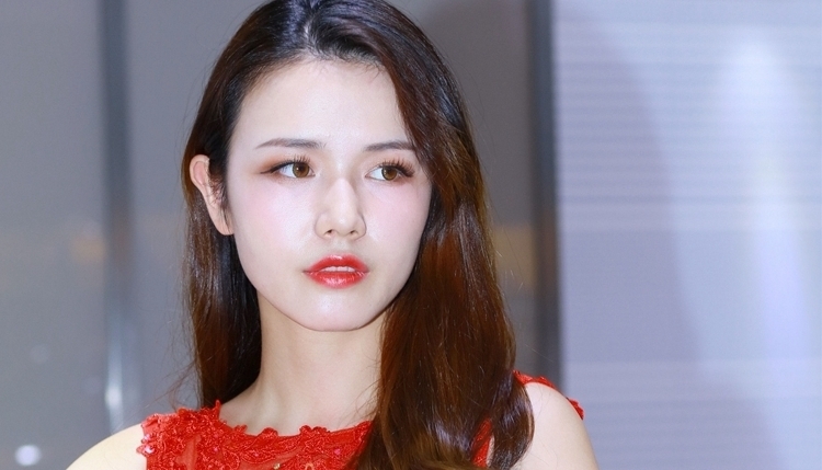 宅男梦中女神长裙车模优雅养眼自信写真