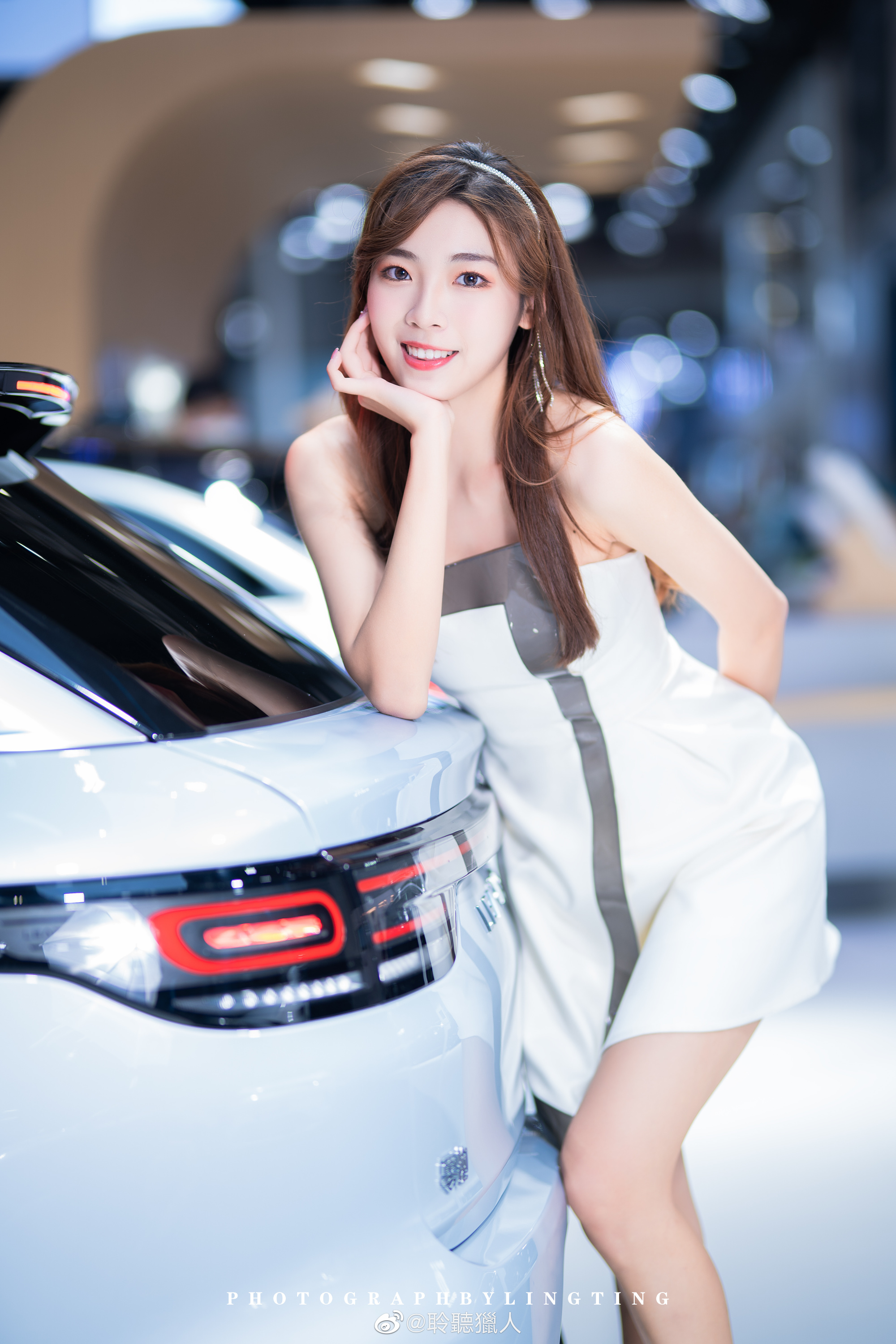 美女车模肤白貌美个高腿长套图