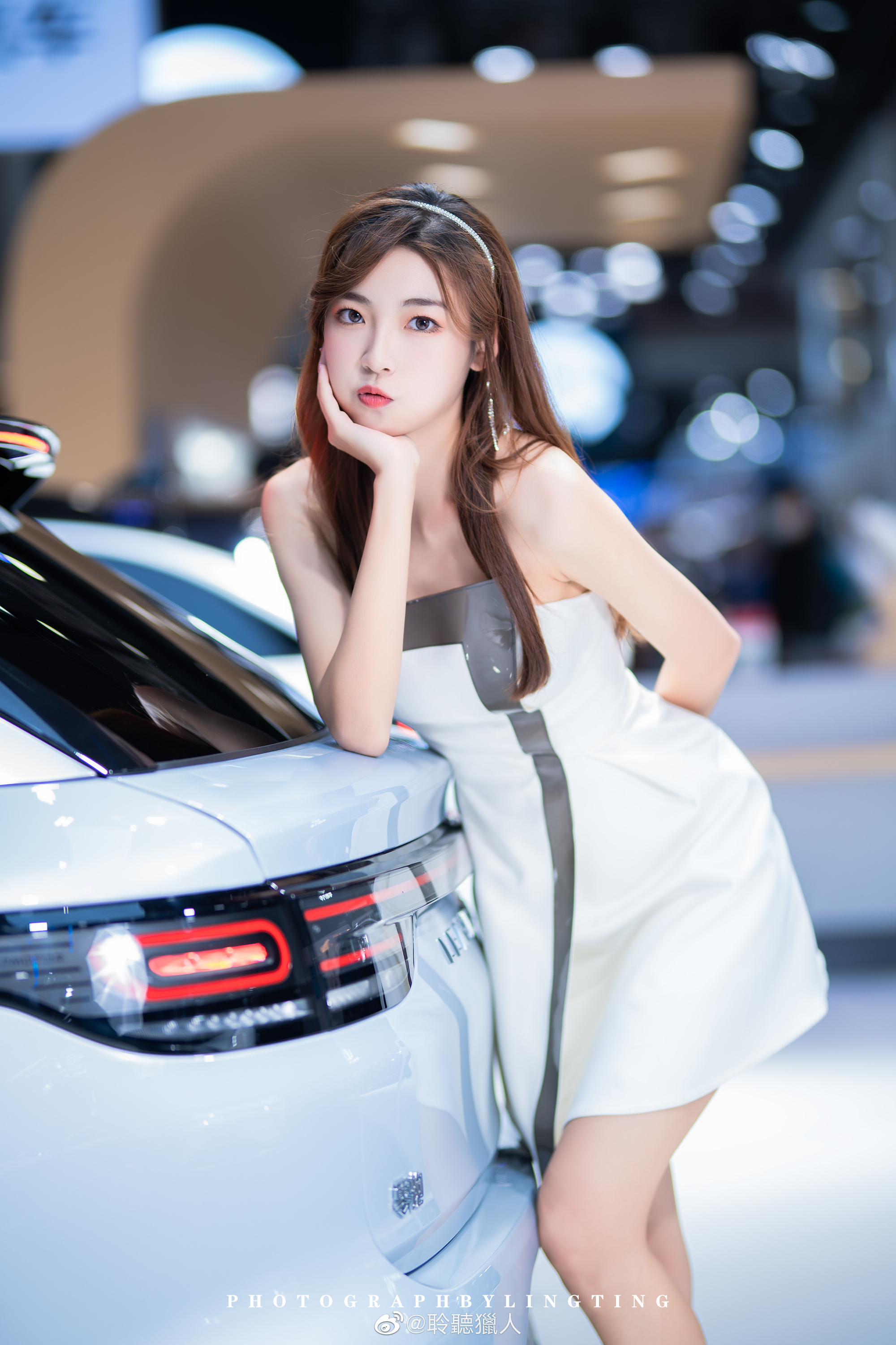 美女车模肤白貌美个高腿长套图