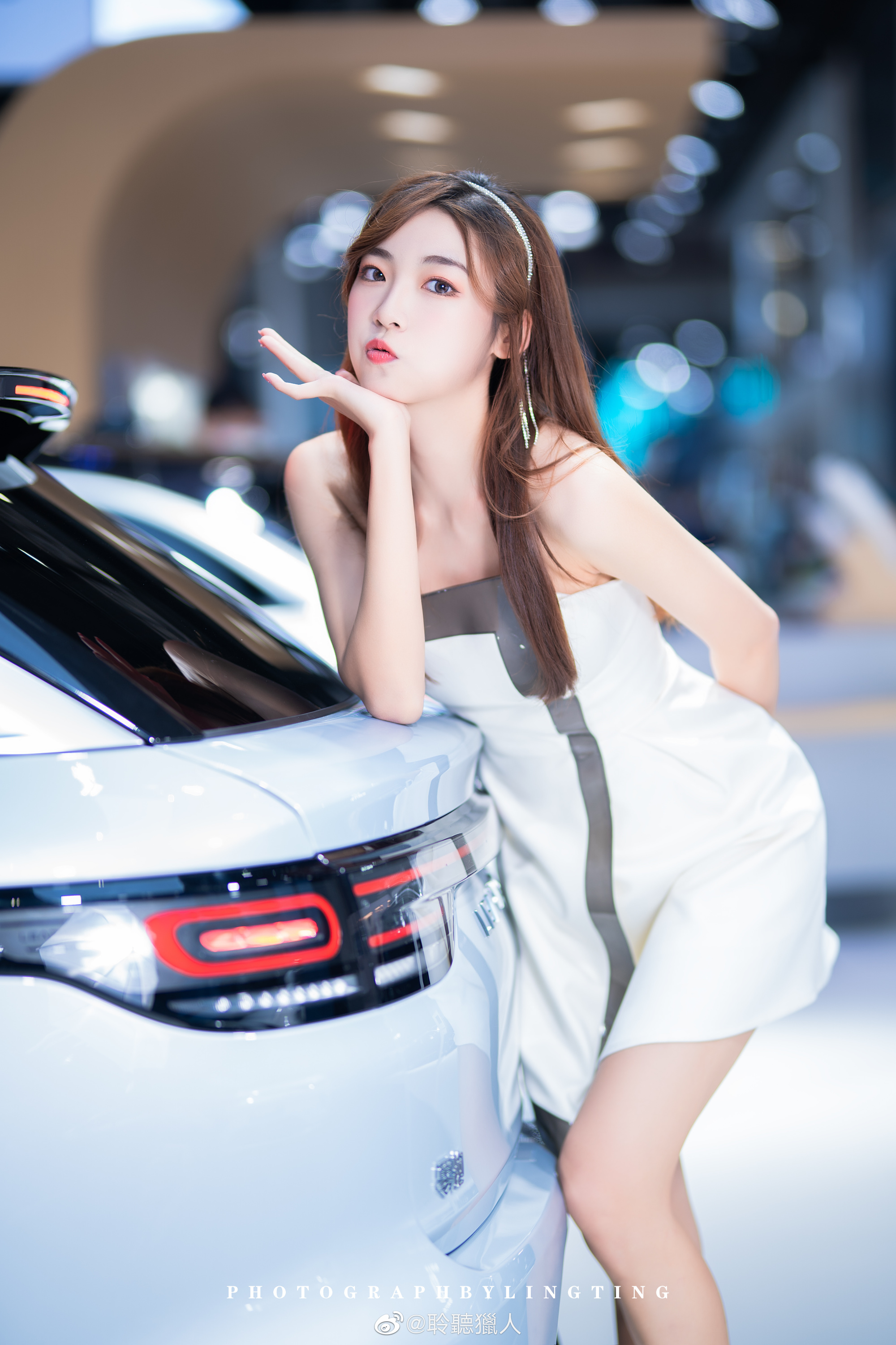 美女车模肤白貌美个高腿长套图