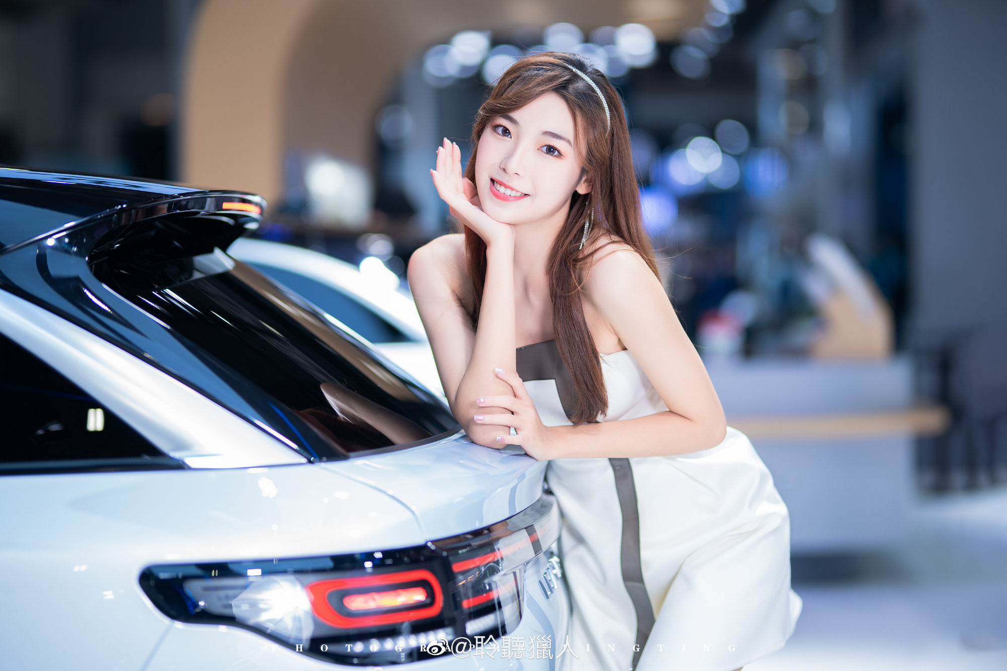 美女车模肤白貌美个高腿长套图