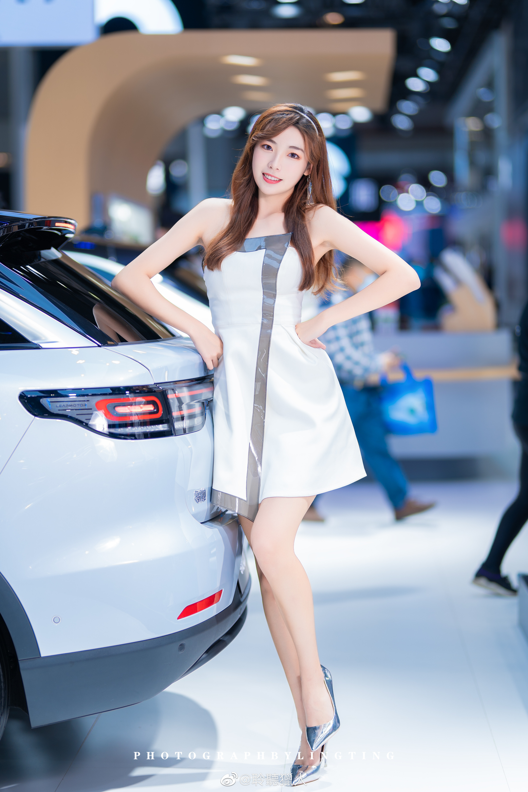 美女车模肤白貌美个高腿长套图