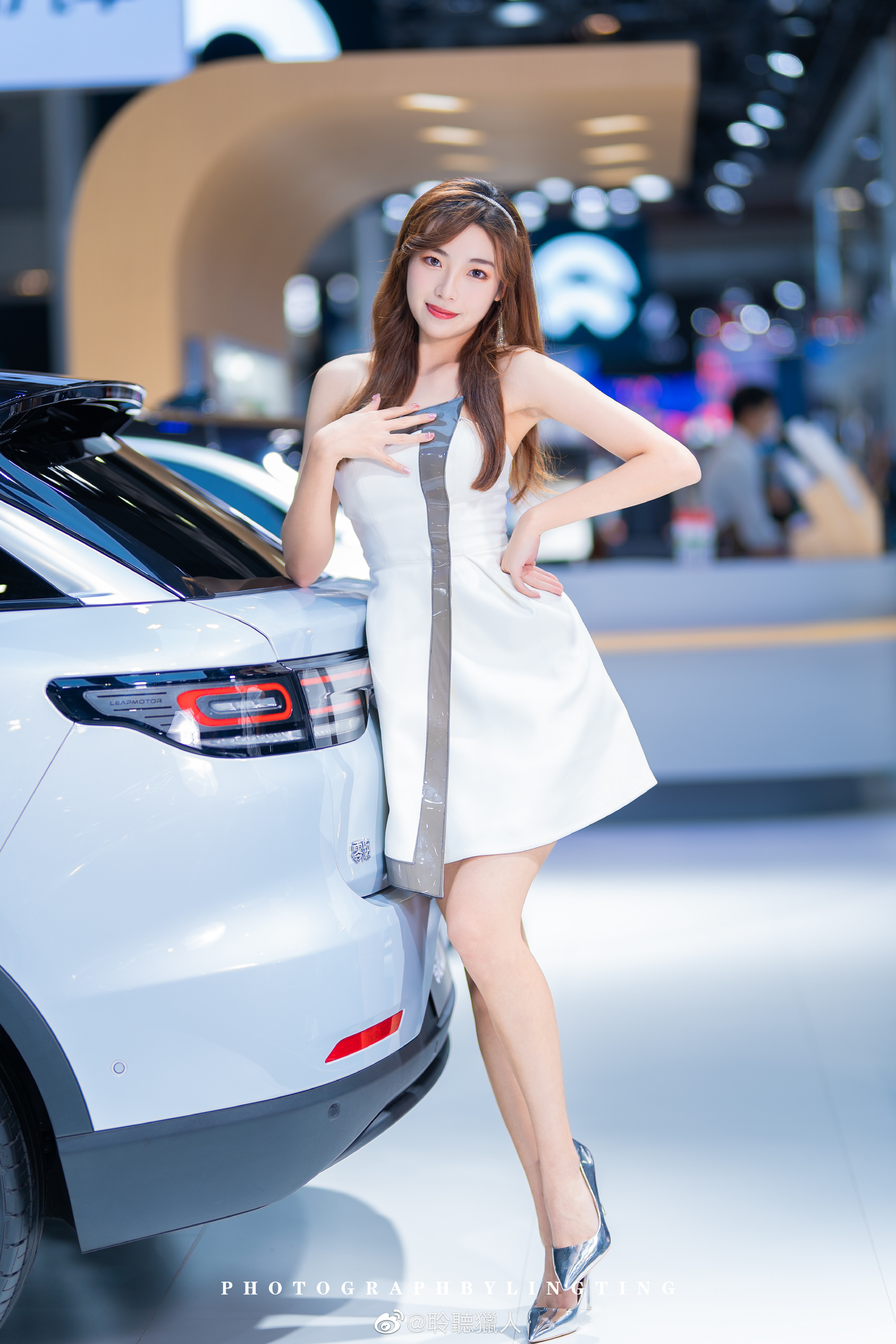 美女车模肤白貌美个高腿长套图