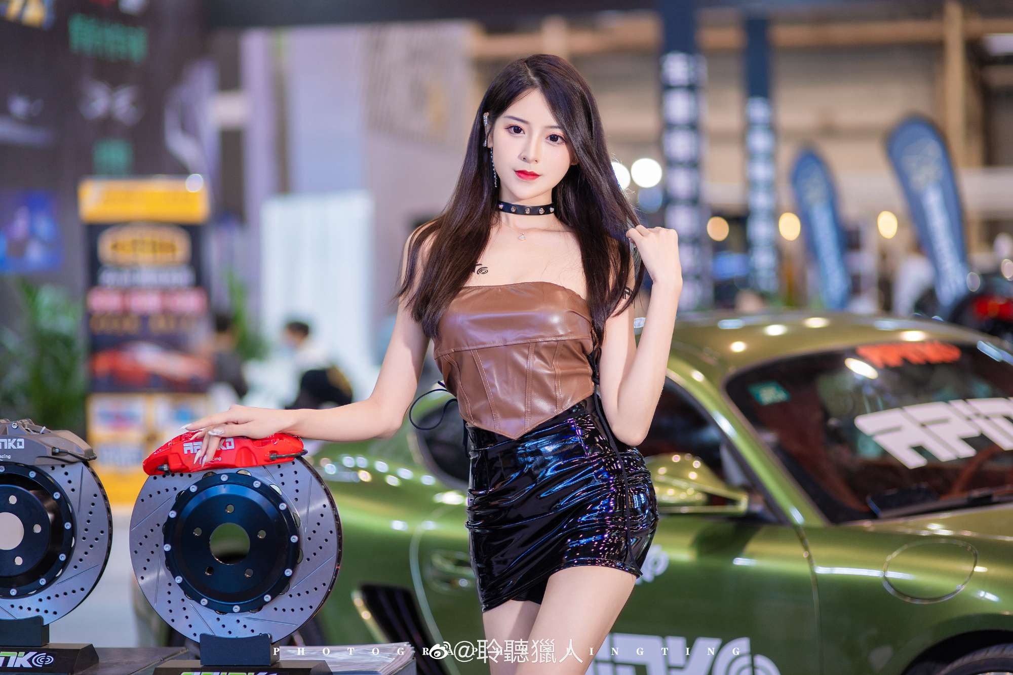 美女车模性感香肩火辣美腿私拍