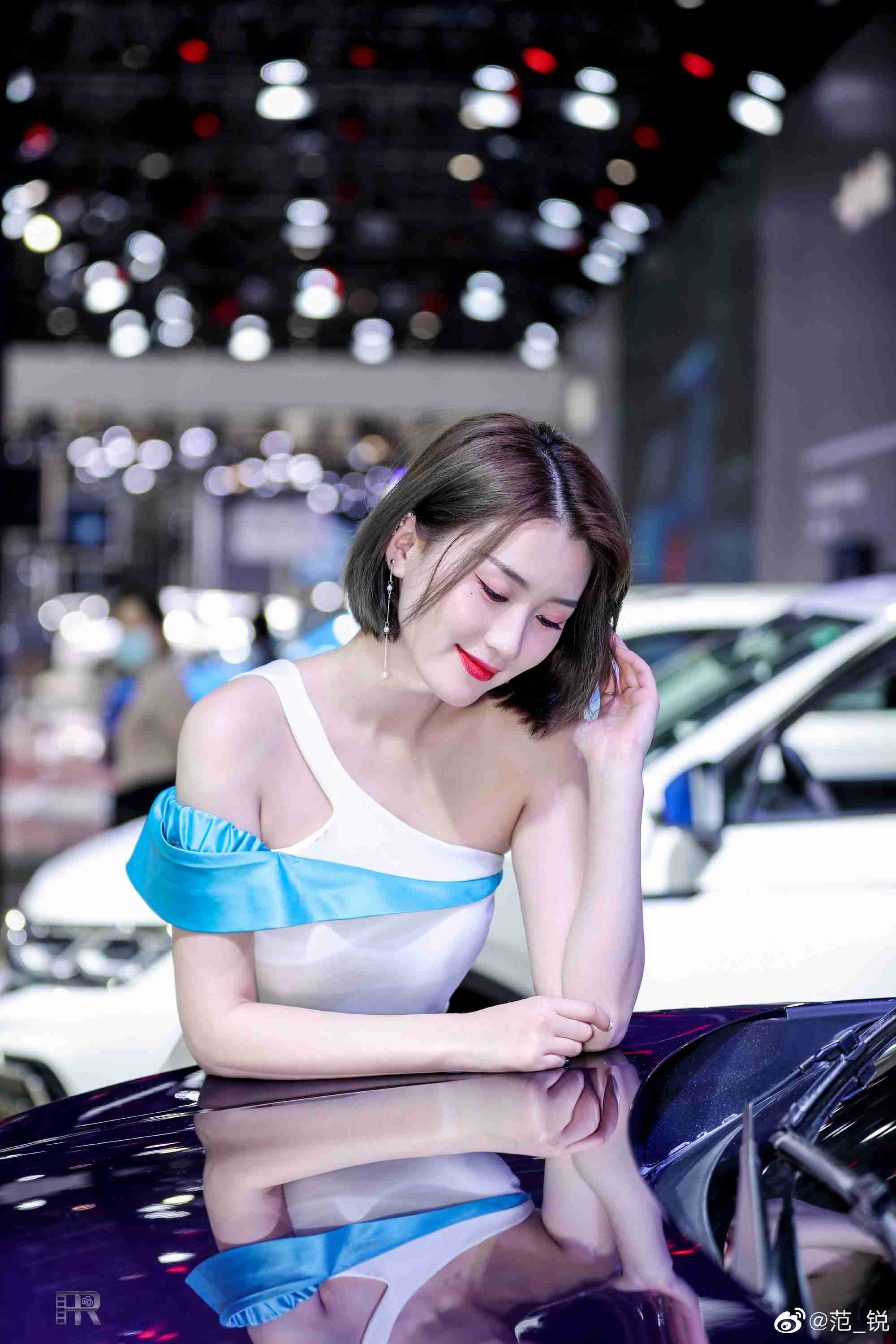 红唇雪肤美女车模香肩锁骨私拍