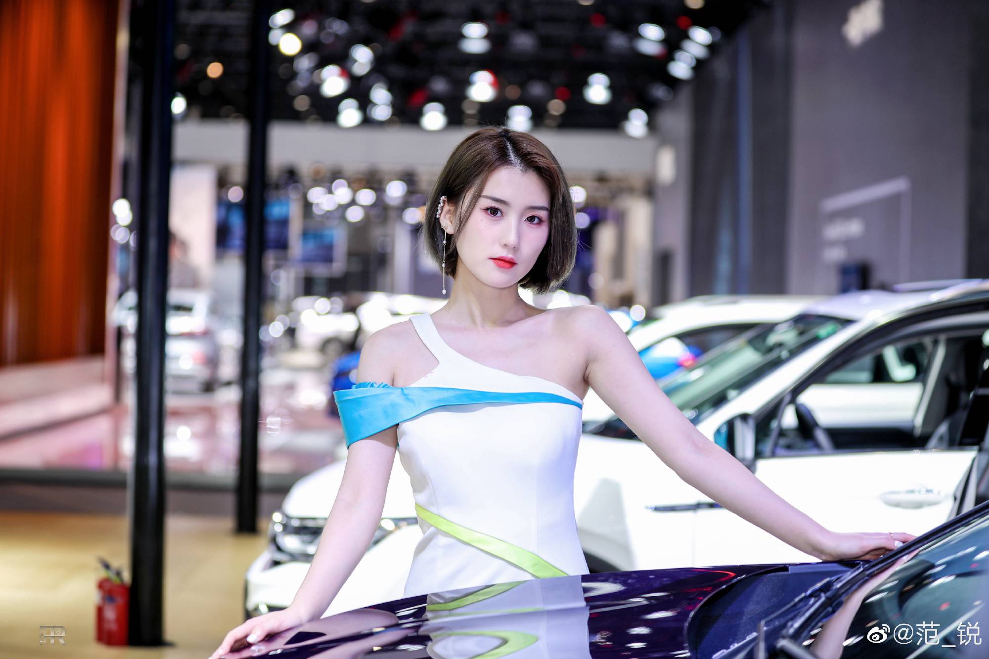 红唇雪肤美女车模香肩锁骨私拍