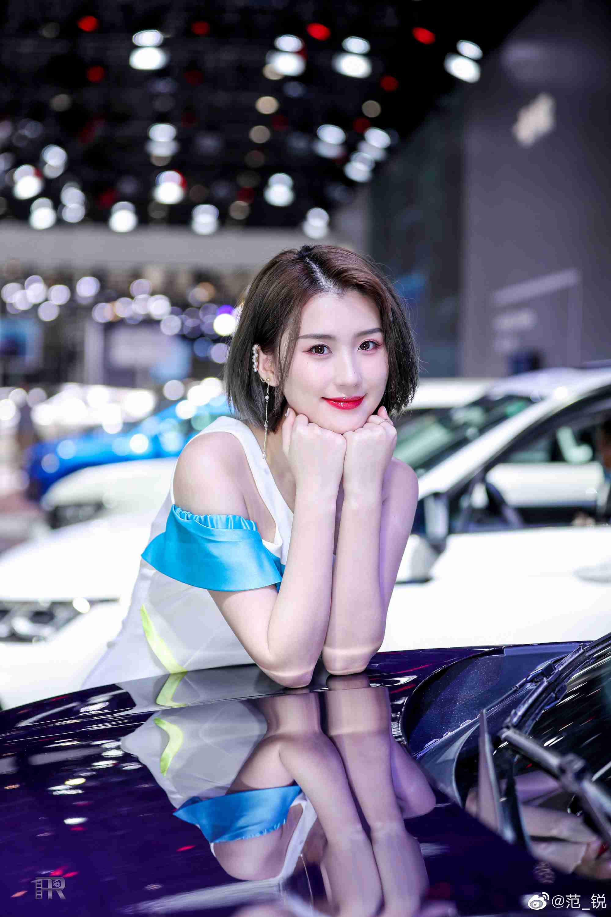 红唇雪肤美女车模香肩锁骨私拍