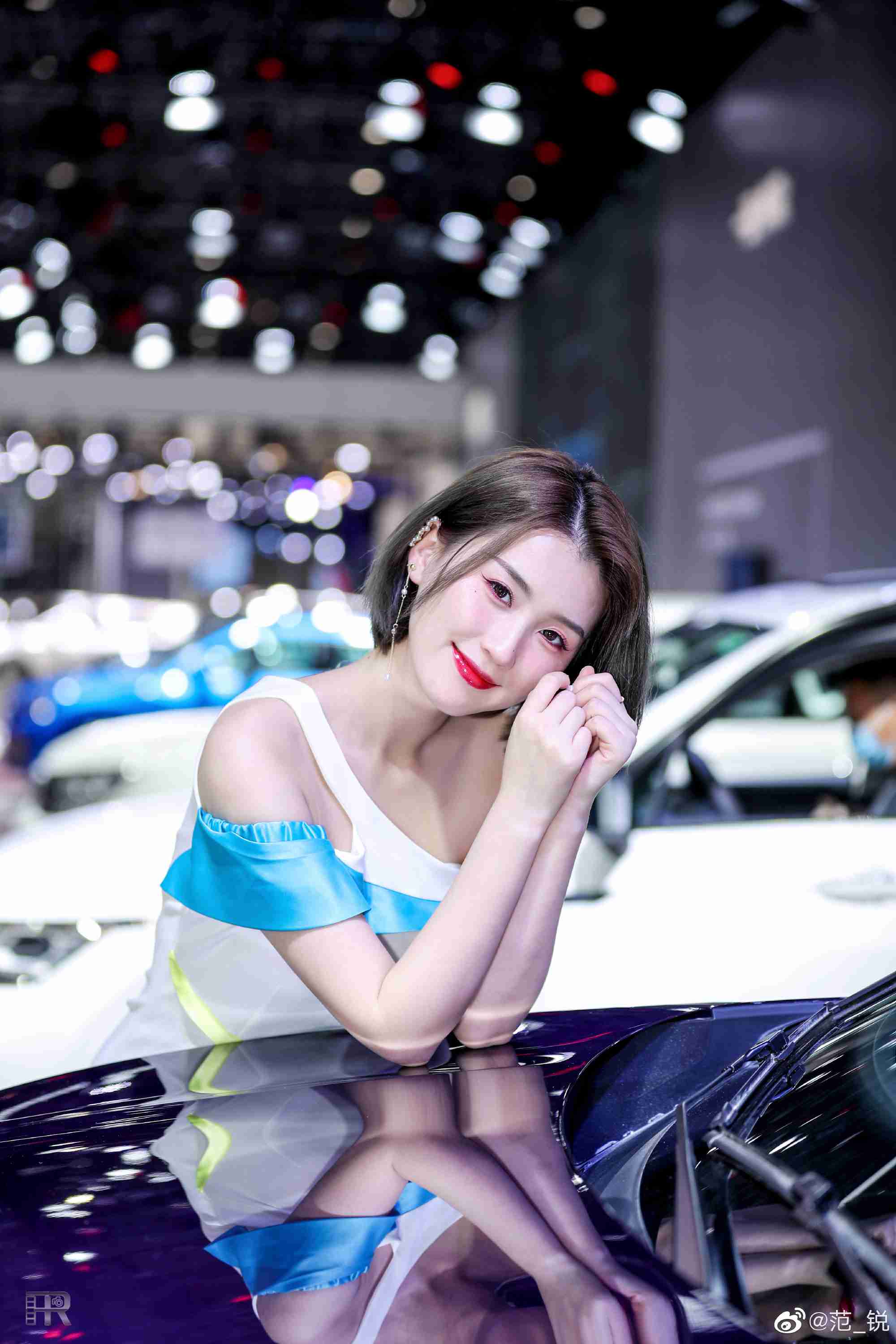 红唇雪肤美女车模香肩锁骨私拍