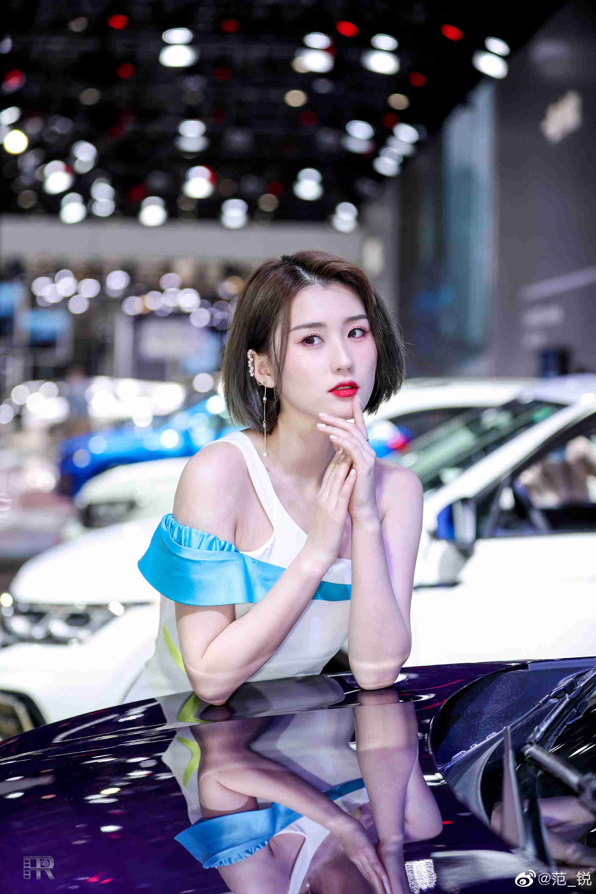 红唇雪肤美女车模香肩锁骨私拍